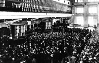 Floor trading at the former Tokyo Stock Exchange in the early Showa era Floor trading at the former Tokyo Stock Exchange in the early Showa era